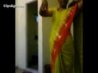 Kerala Ageclips Sex - Aunt in green saree exposing her nudity infront of her client before sex -  Indian Porn Videos - anybunny.com